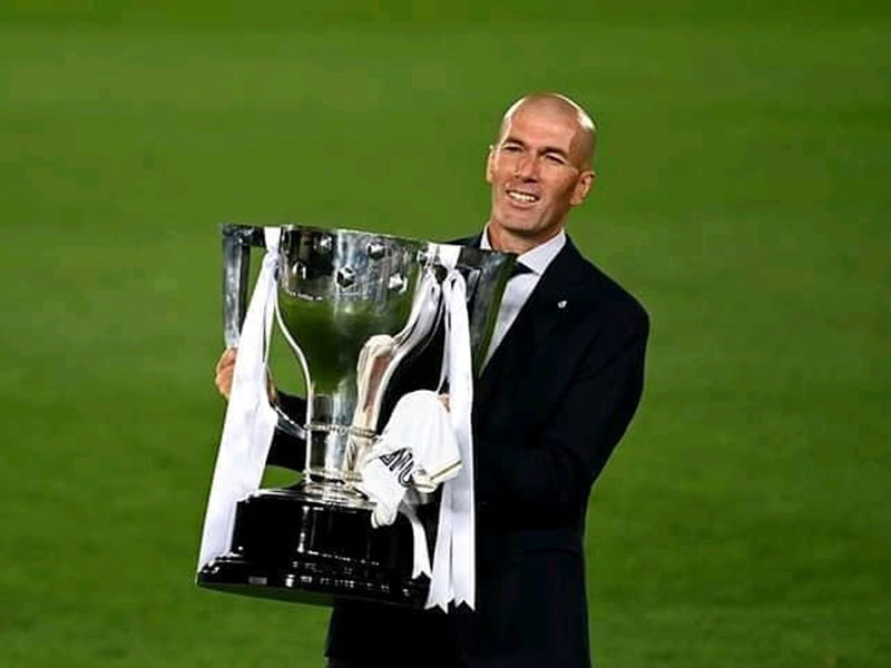ريال مدريد يتوج بلقب الدوري الإسباني وتعليق خاص من زيدان